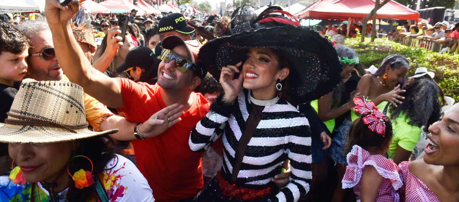 Todos querían una foto con 'Meme' Cure en el desfile de la 84.