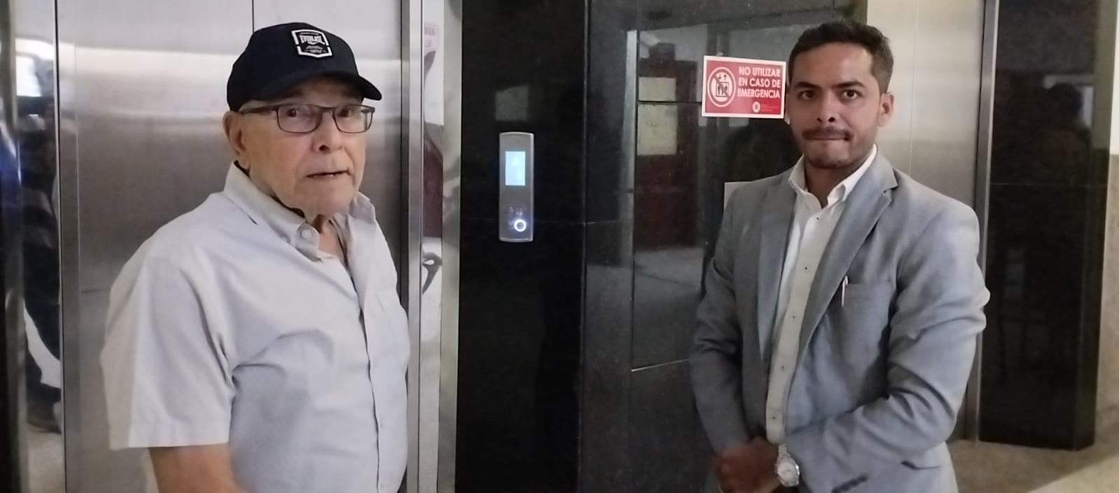 Martín Mestre con su abogado Raúl Romero Del Río.