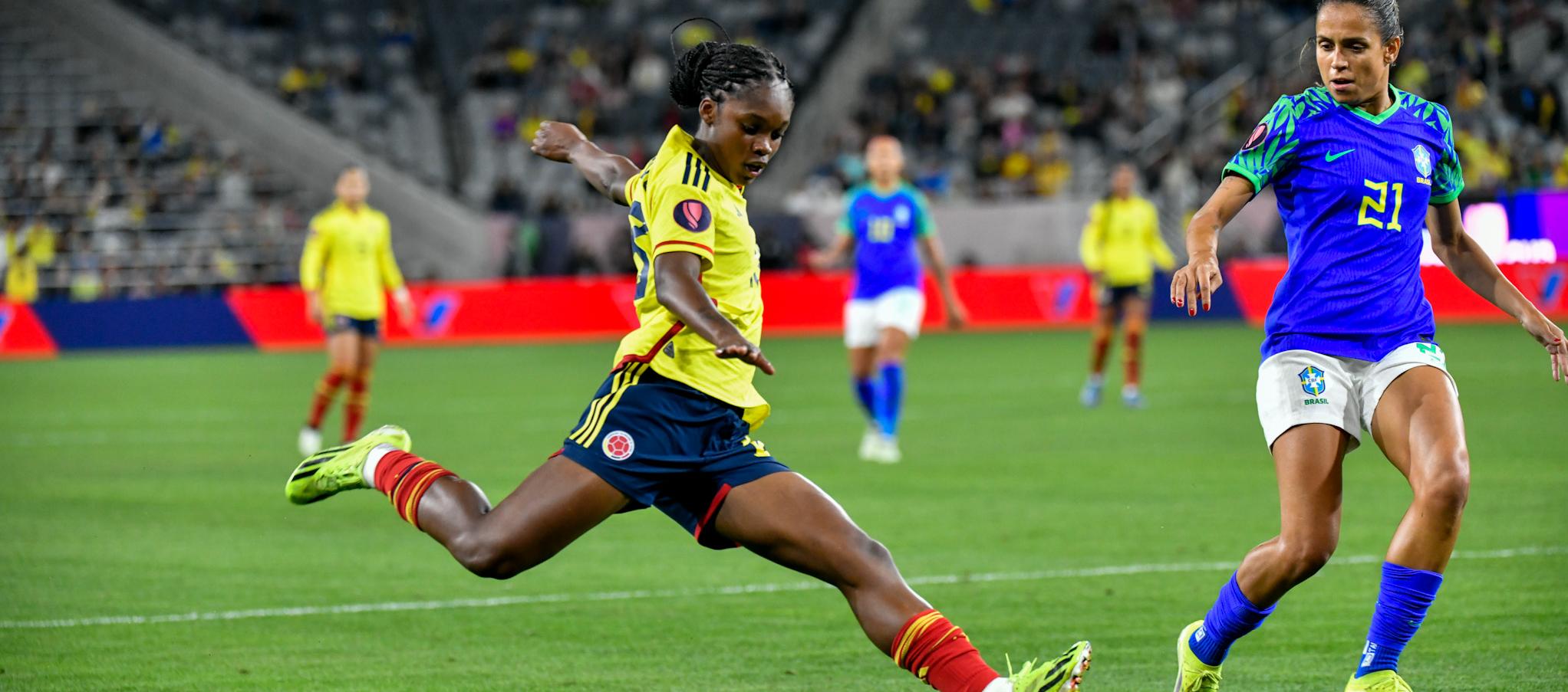 Linda Caicedo intenta un remate hacia la portería de Brasil.