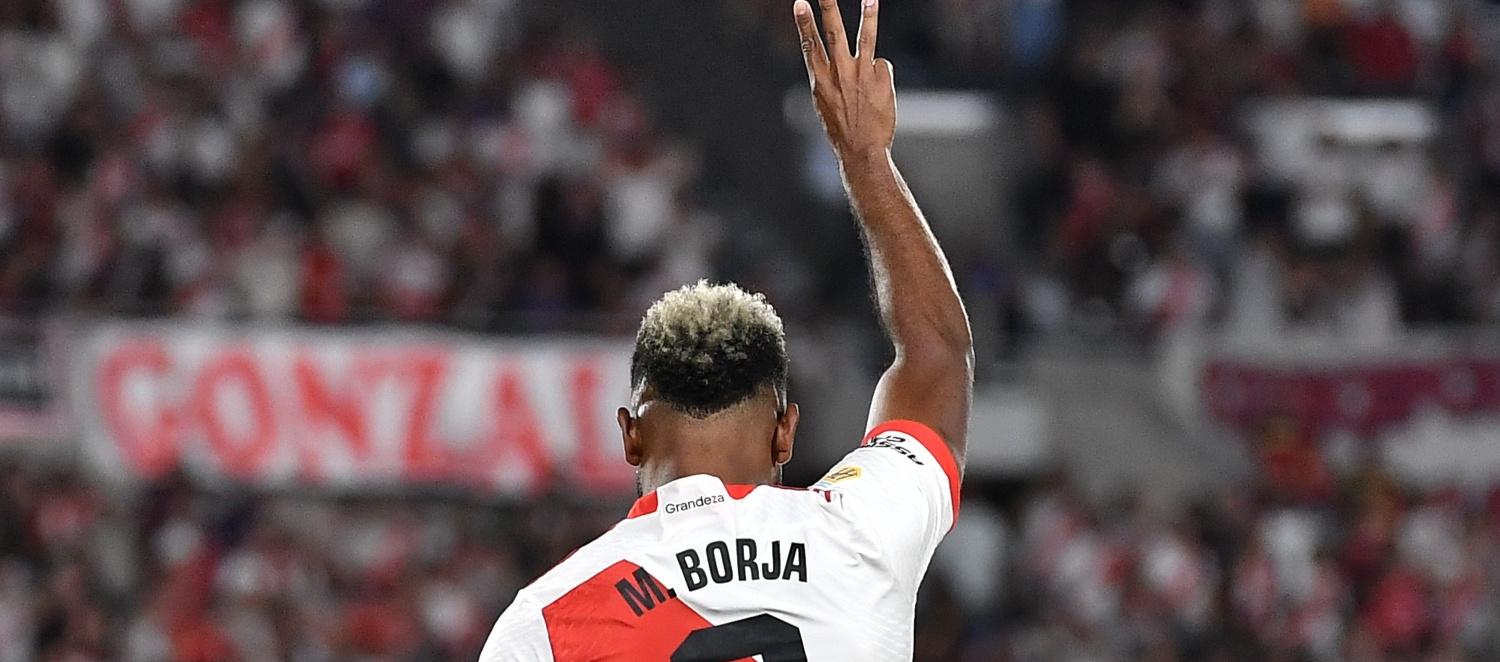 Borja marcó tres goles ante Vélez y se fue aclamado por la afición de River. 