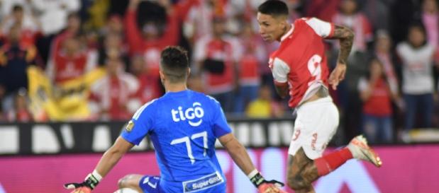 Santiago Mele en un mano a mano con Agustín Rodríguez, delantero de Santa Fe. 