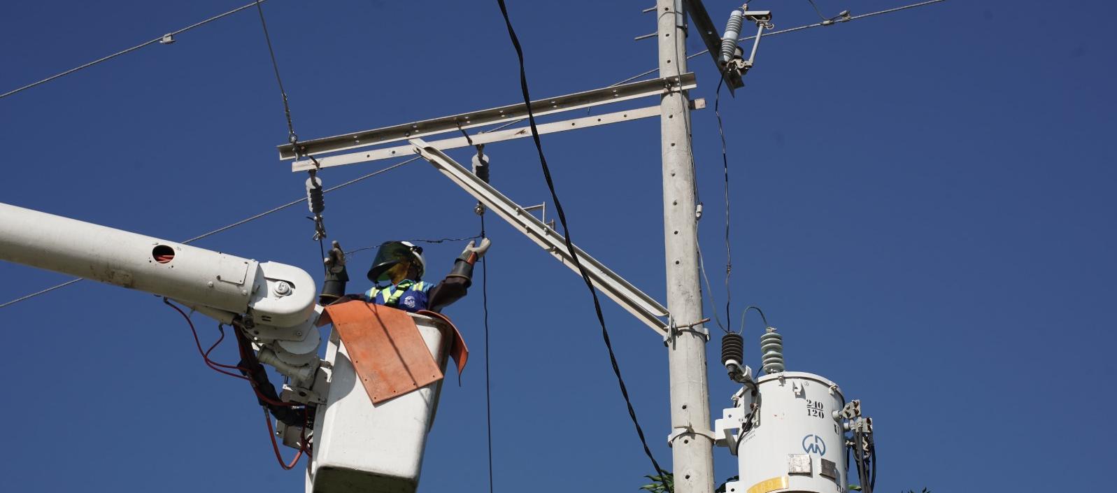 Operarios de la empresa Air-e. 