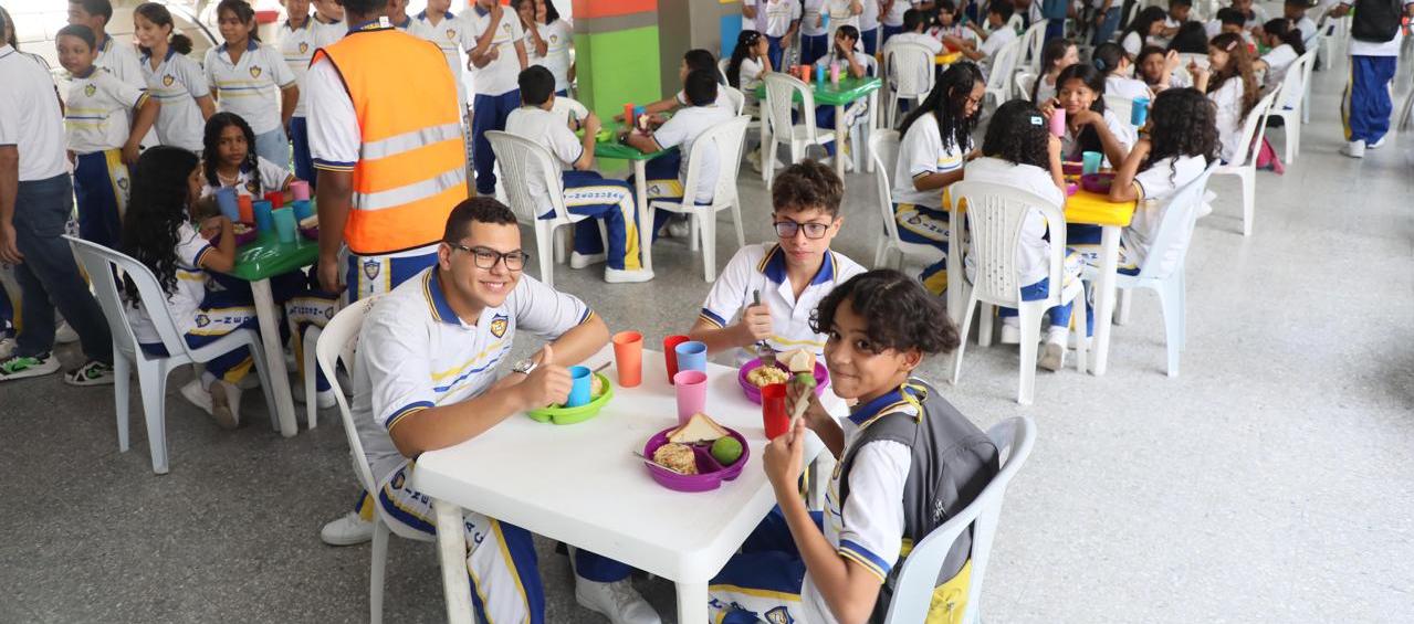 Alcalde Alejandro Char visitó la Institución Educativa Distrital María Cano.