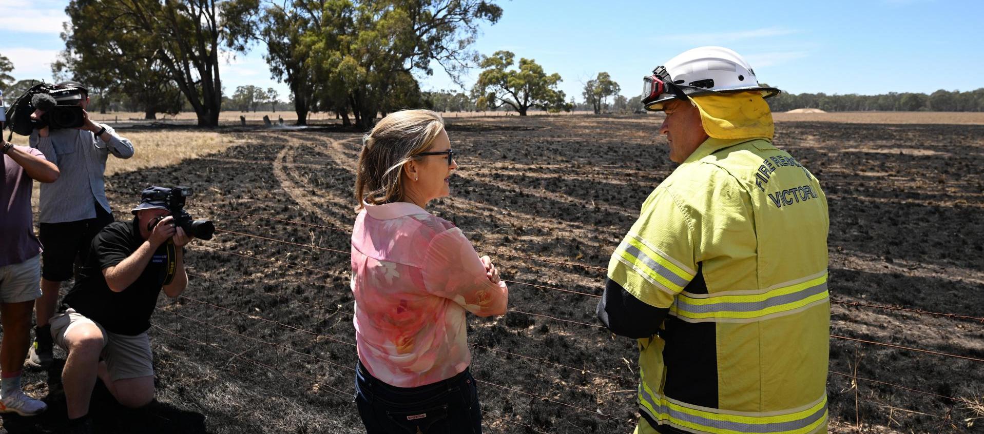 La jefa de gobierno del estado de Victoria, Jacinta Allan, visita afectaciones del incendio.