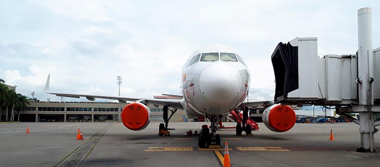 Avión en un aeropuerto de Colombia. 