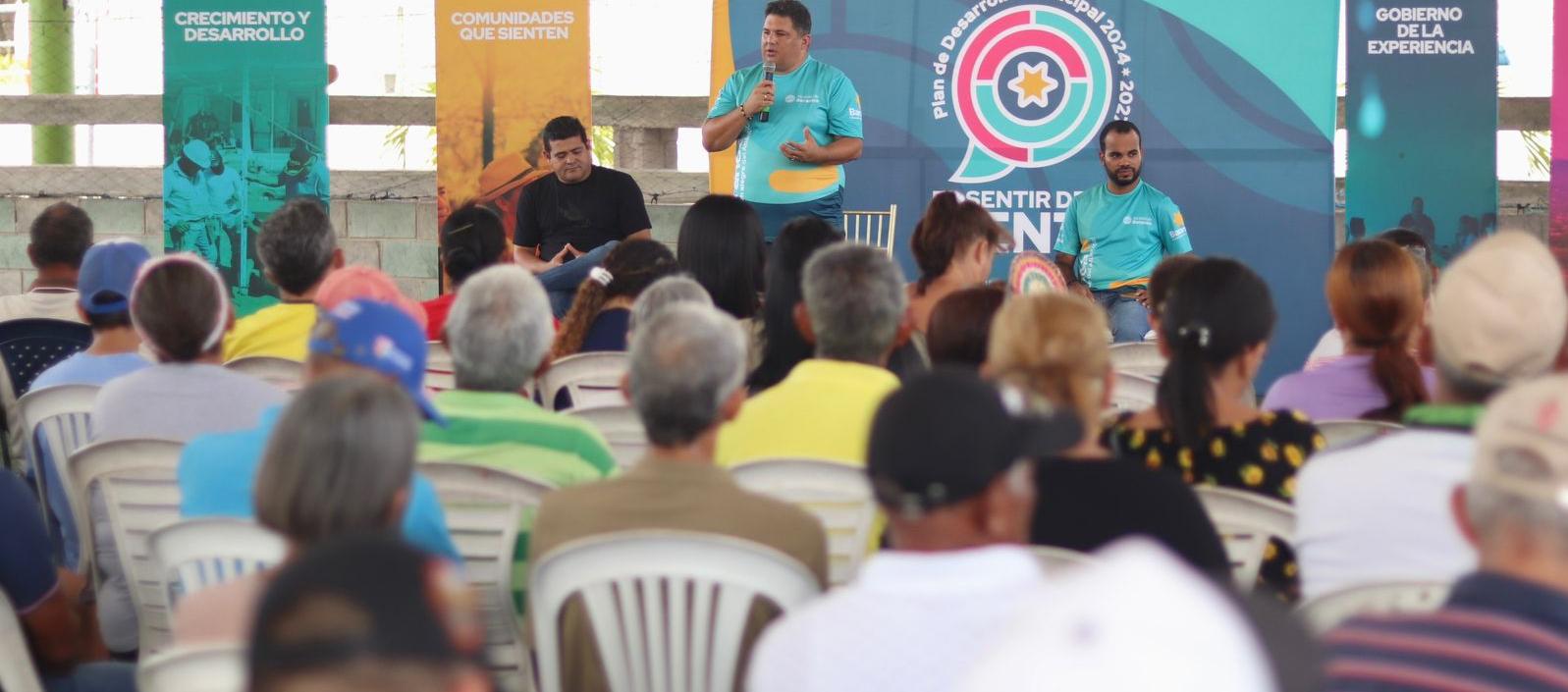 El alcalde Edinson Palma en las mesas de trabajo participativas