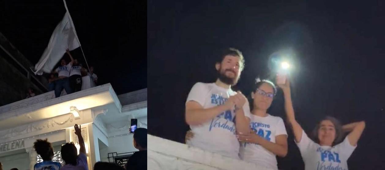 Juan Carlos Bayter, de barba poblada y camiseta blanca con la palabra 'Paz'