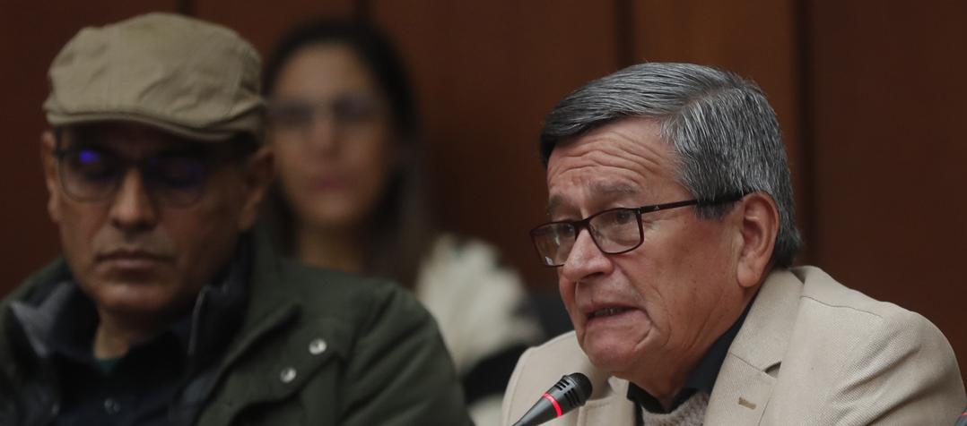 Pablo Beltrán (derecha), jefe negociador del ELN.