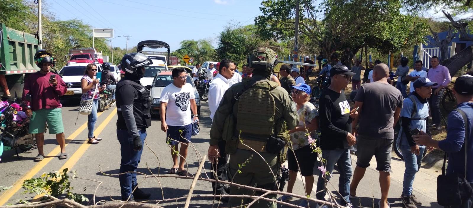 Con ramas, cinta y una moto cerraron la vía.