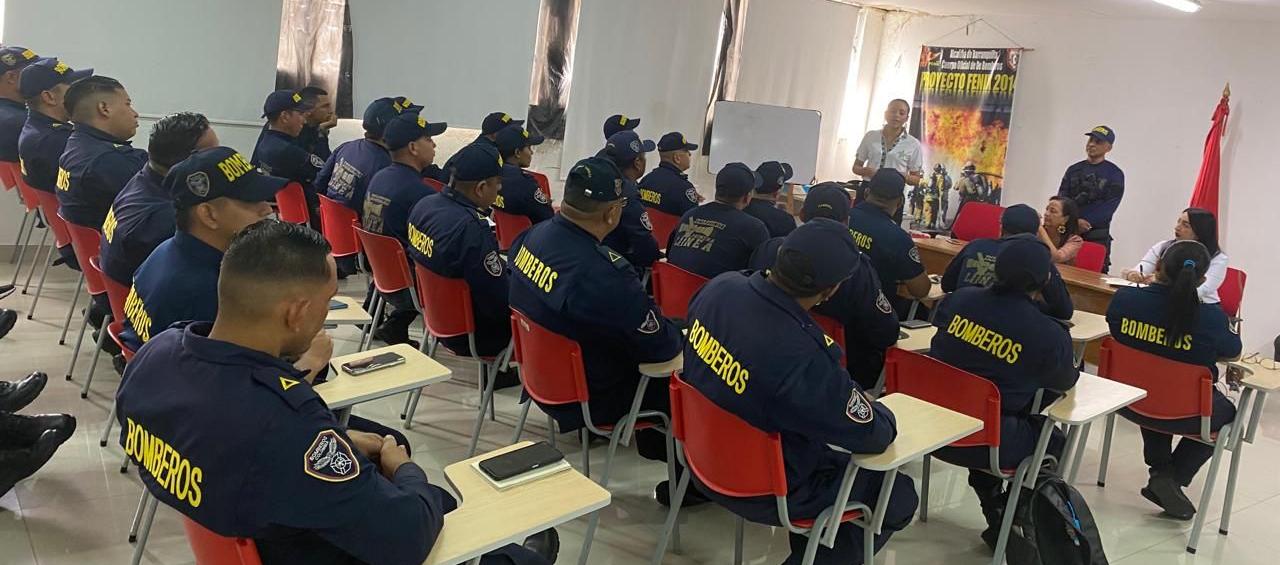 Bomberos en clases en el Sena. 