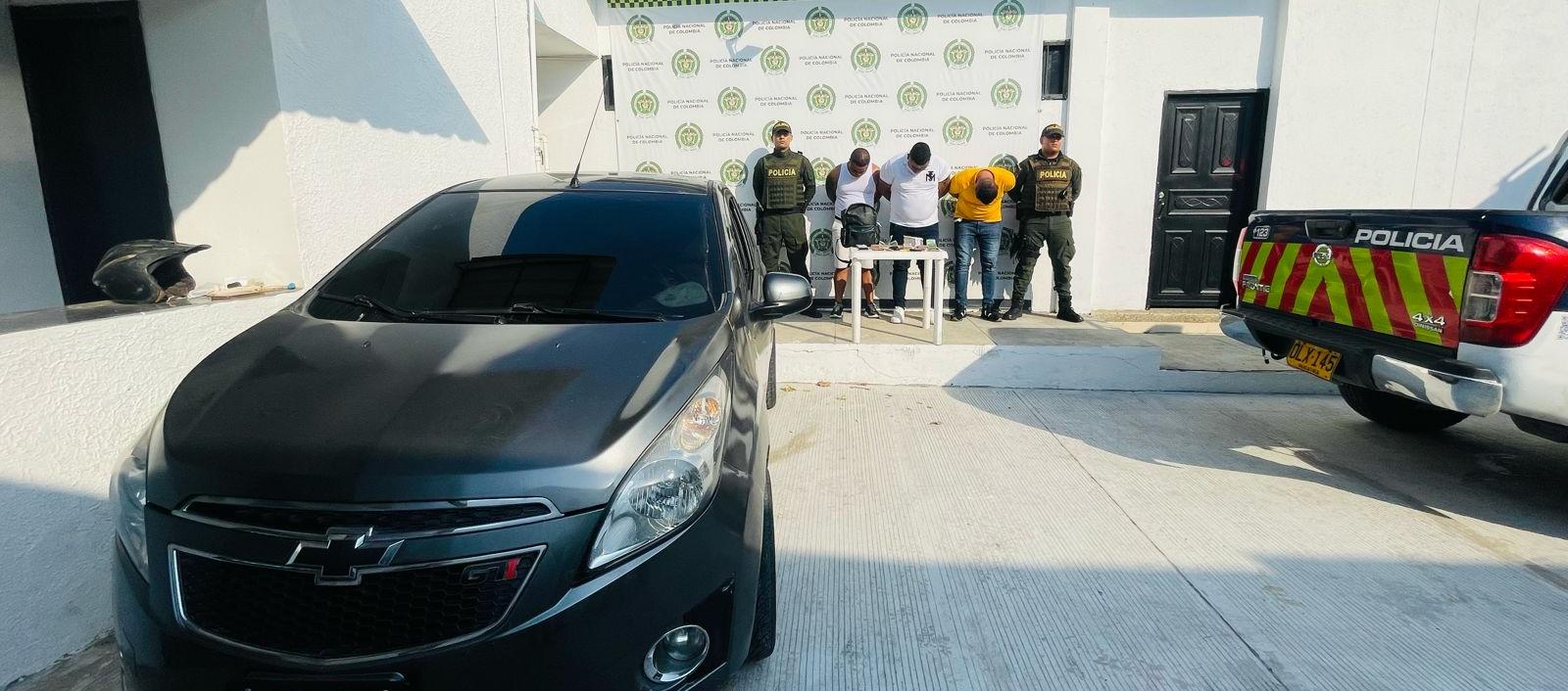 Capturados por el delito de hurto y vehículo incautado. 