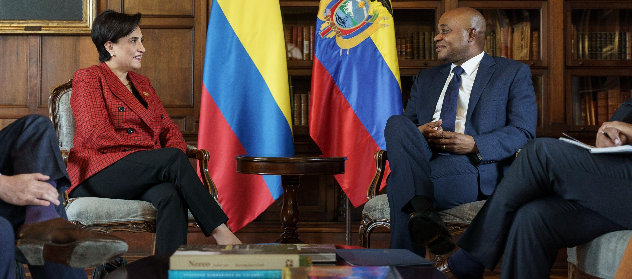 La Canciller ecuatoriana Gabriela Sommerfeld y su homólogo colombiano Luis Murillo.