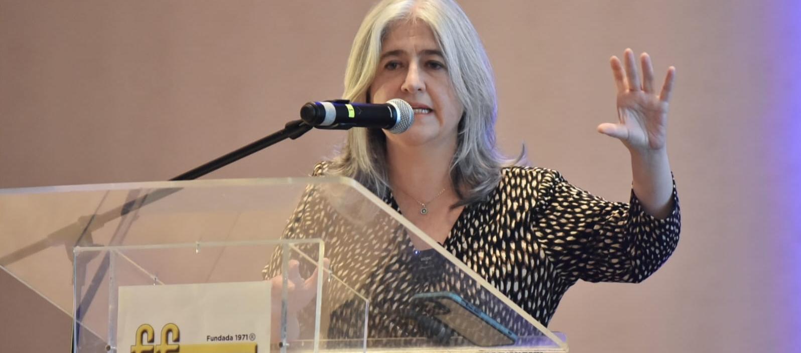 Catalina Velasco, Ministra de Vivienda