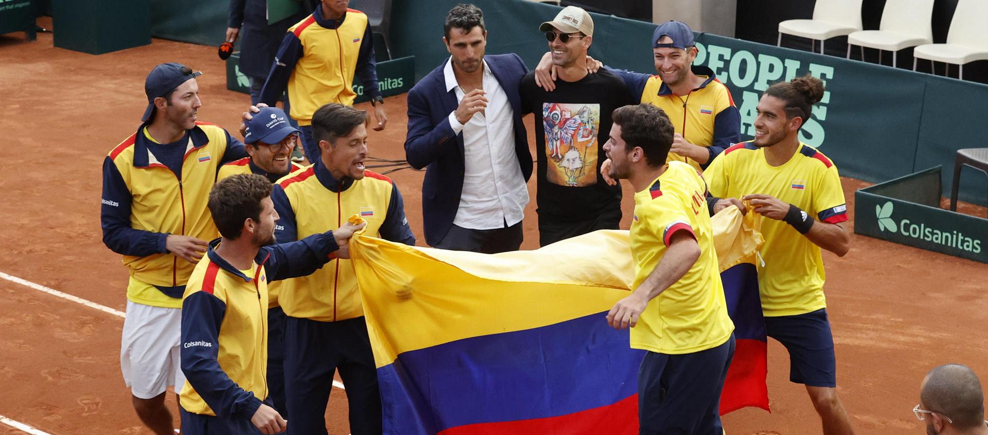 Adria Soriano (d), de Colombia, fue registrado este sábado, 3 de febrero, al celebrar, con sus compañeros de equipo. 