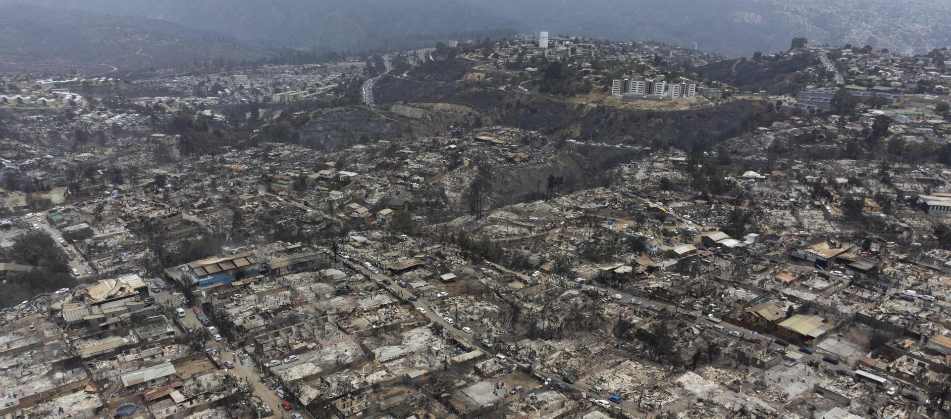 Fotografía aérea que muestra el sector de Achupallas, Chile, afectado por incendios forestales