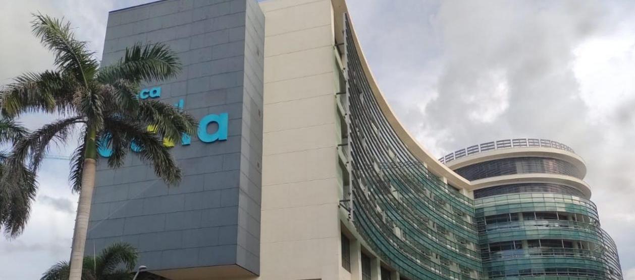 El hombre recibe atención médica en la Clínica Portoazul. 