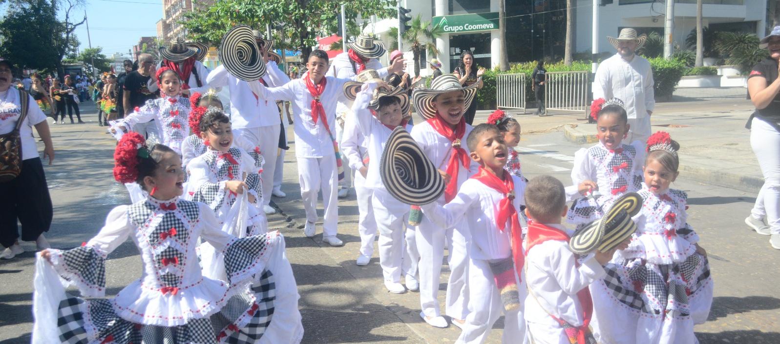 Los pequeños cumbiamberos desfilando por la 84.
