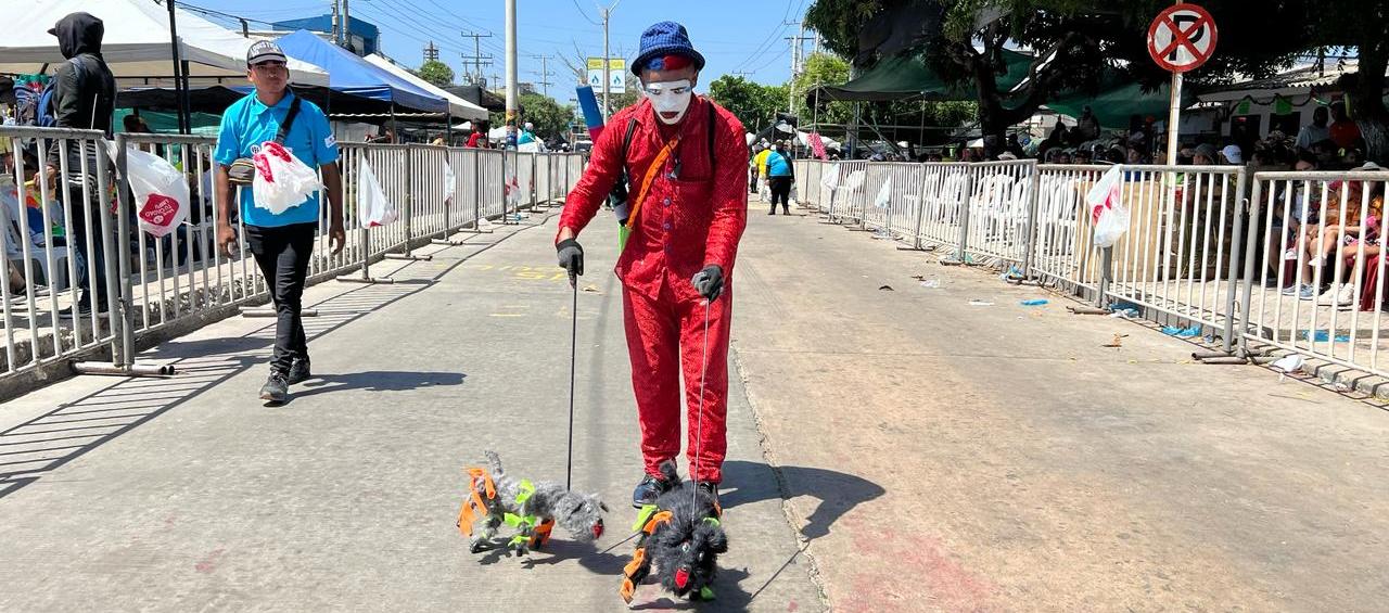 Franklyn Pertuz, el mimo carnavalero con 'Beethoven' y 'Firulais'.