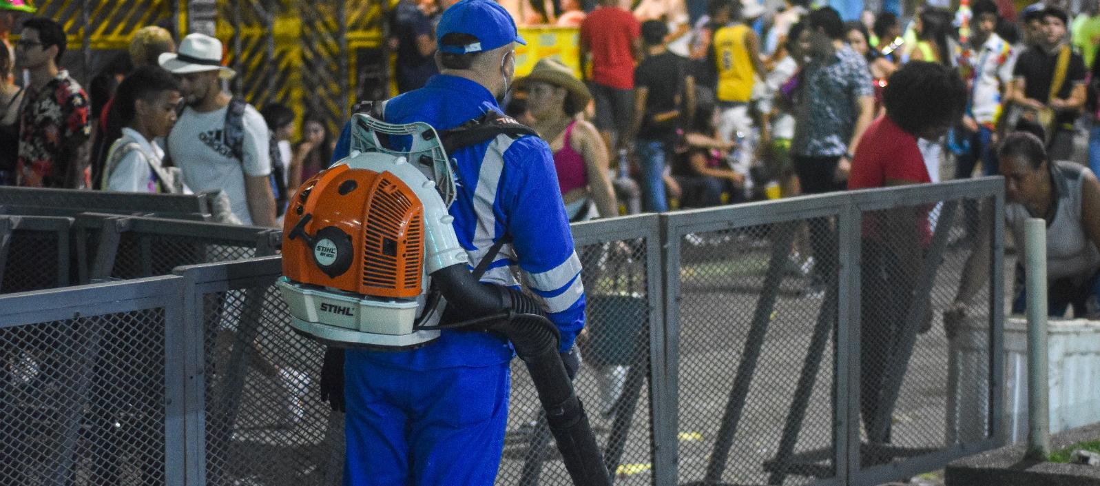 Las escobitas dividieron el trabajo en varios turnos.