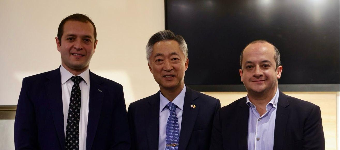 Funcionarios colombianos junto a autoridad de Corea del Sur.