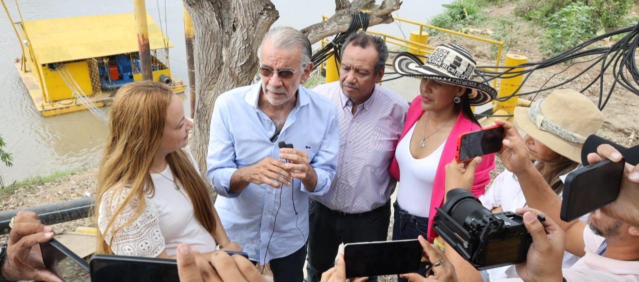 La diputada Alejandra Moreno; el gobernador Eduardo Verano; el gerente de Aresur, Ignacio Ballestas, y la alcaldesa de Manatí, Yaneris Acuña.