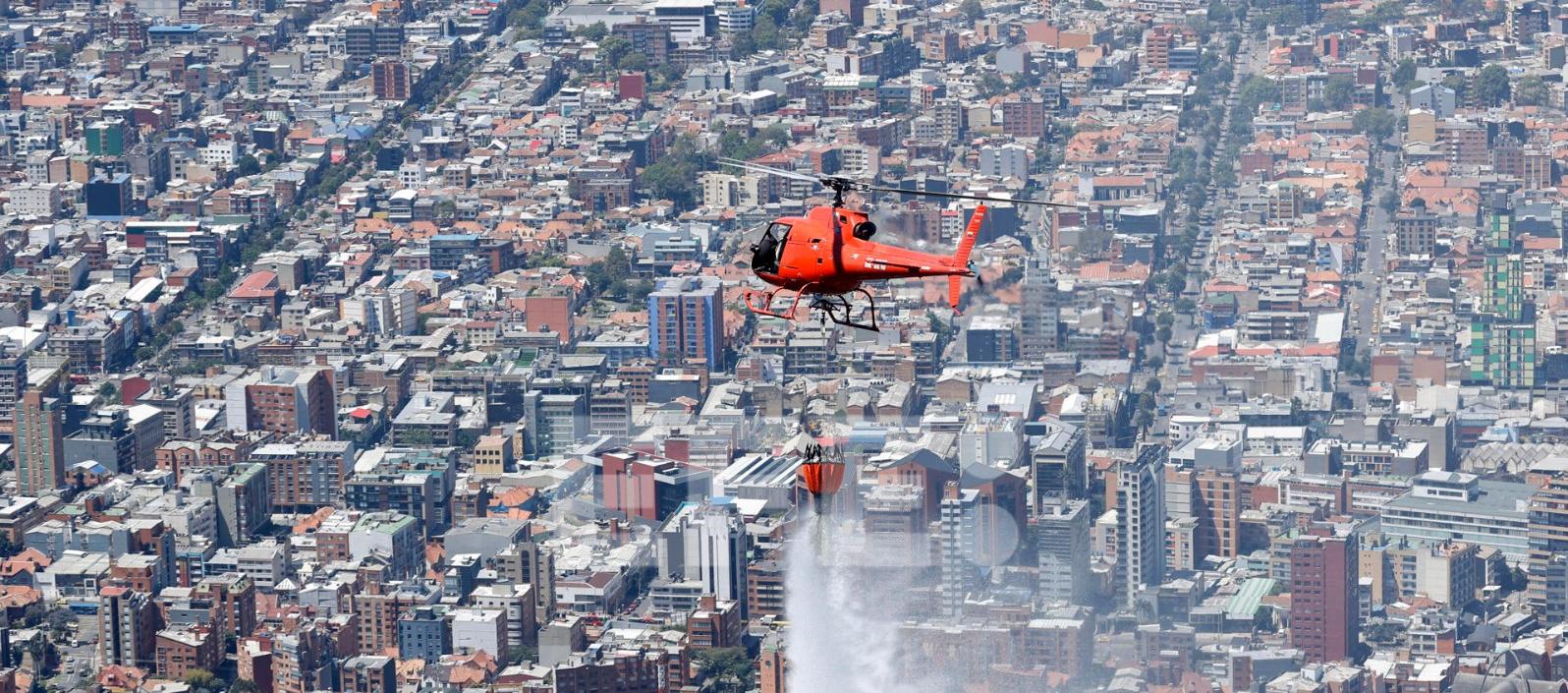 Helicóptero apagando un incendio forestal. 