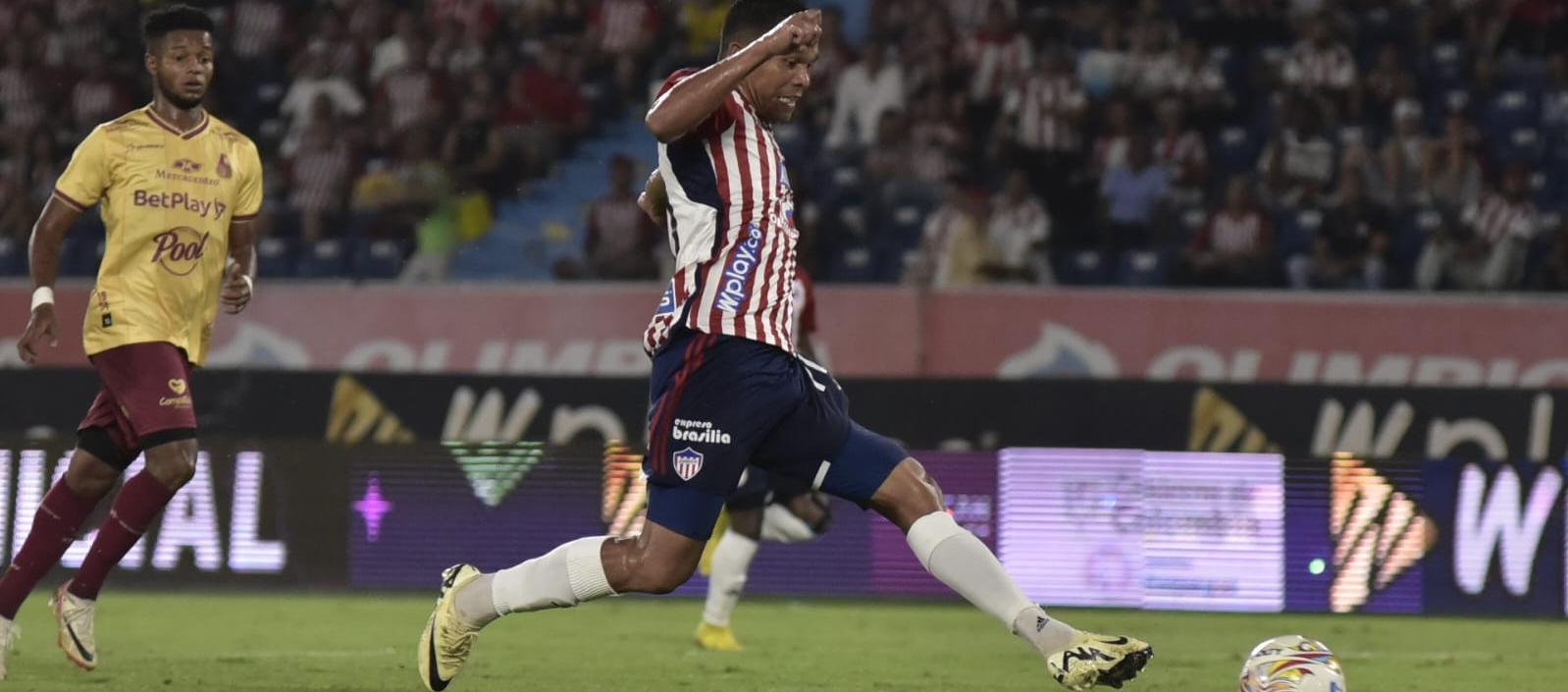 Carlos Bacca no tuvo un buen partido ante el Tolima. 