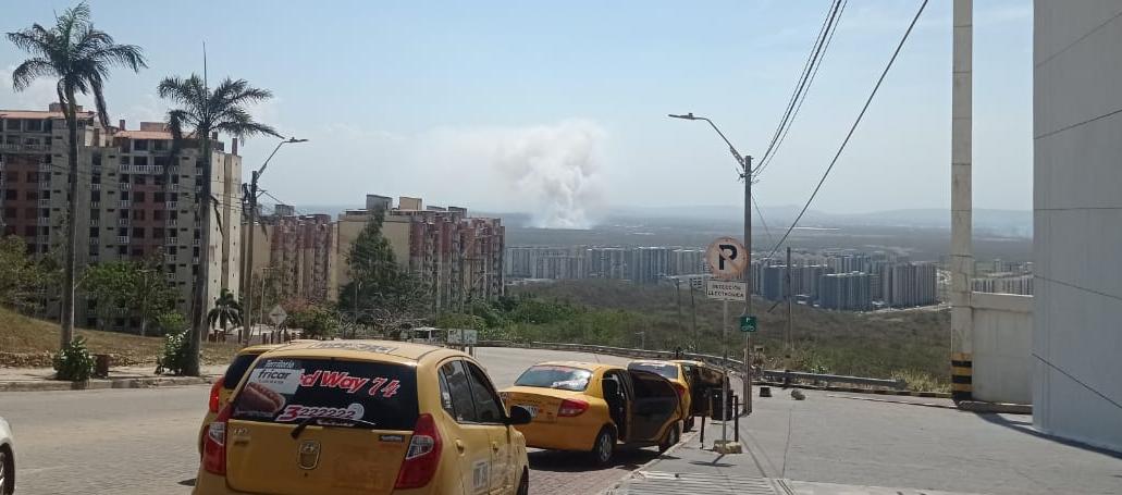 Residentes del sector reportaron tres focos de incendio. 