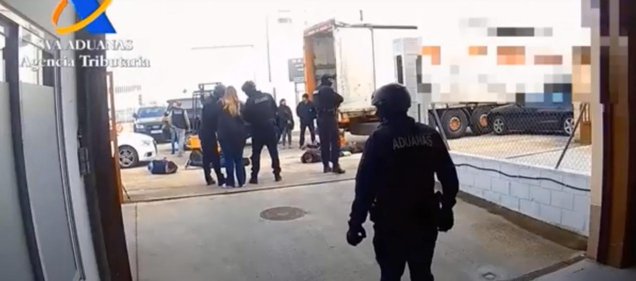 Uniformados de la Aduana en el operativo de la incautación de droga.