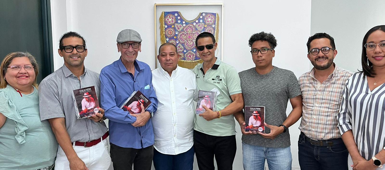 Juan Ospino, Secretario de Cultura junto a los ganadores.