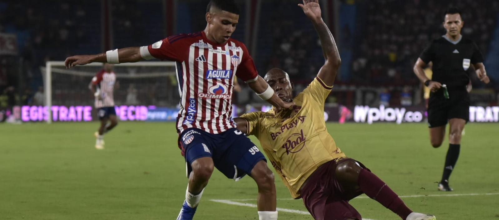 José Enamorado sostuvo un duelo cerrado durante el partido con Junior Hernández.