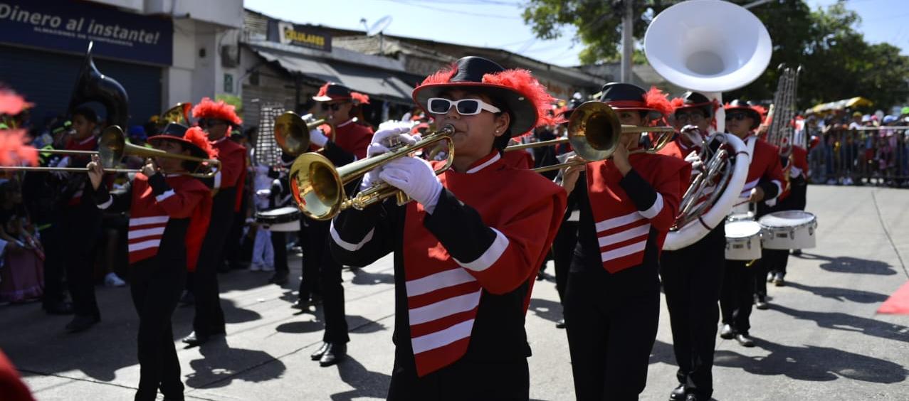 La banda marcial Instituto Técnico Industrial de Florencia, desfilando en el Carnaval de Barranquilla