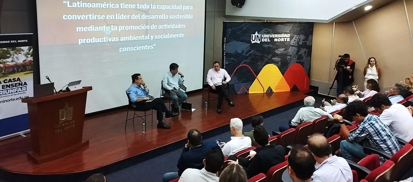 El presidente de la Andi, Bruce Mac Master, presentó su libro en la Universidad del Norte.