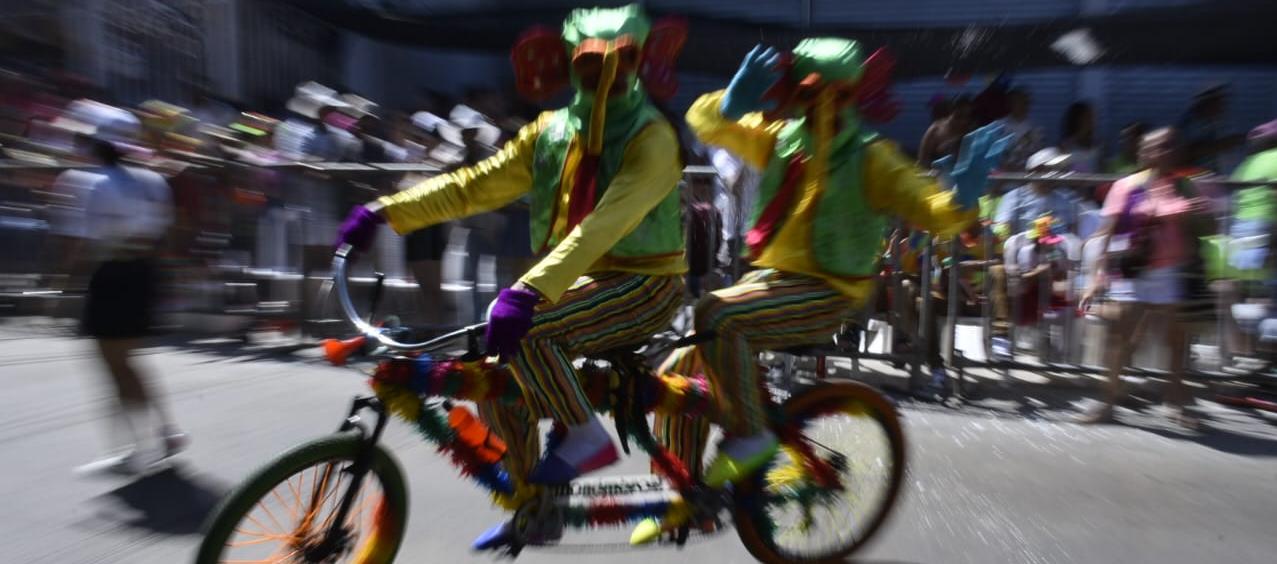 Marimondas en bicicleta durante la Gran Parada Carlos Franco.
