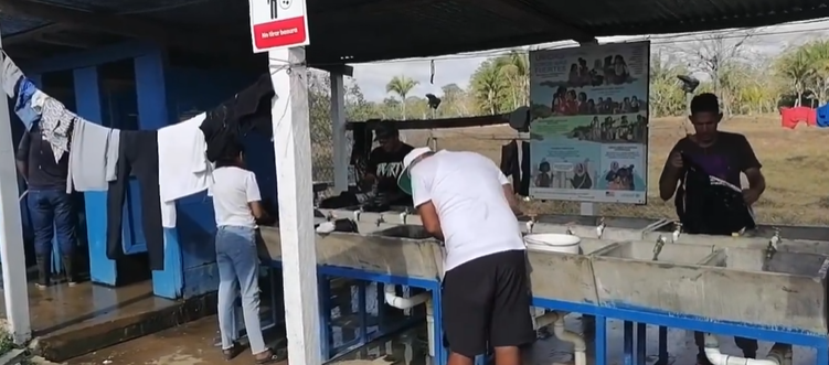 Migrantes en refugios.