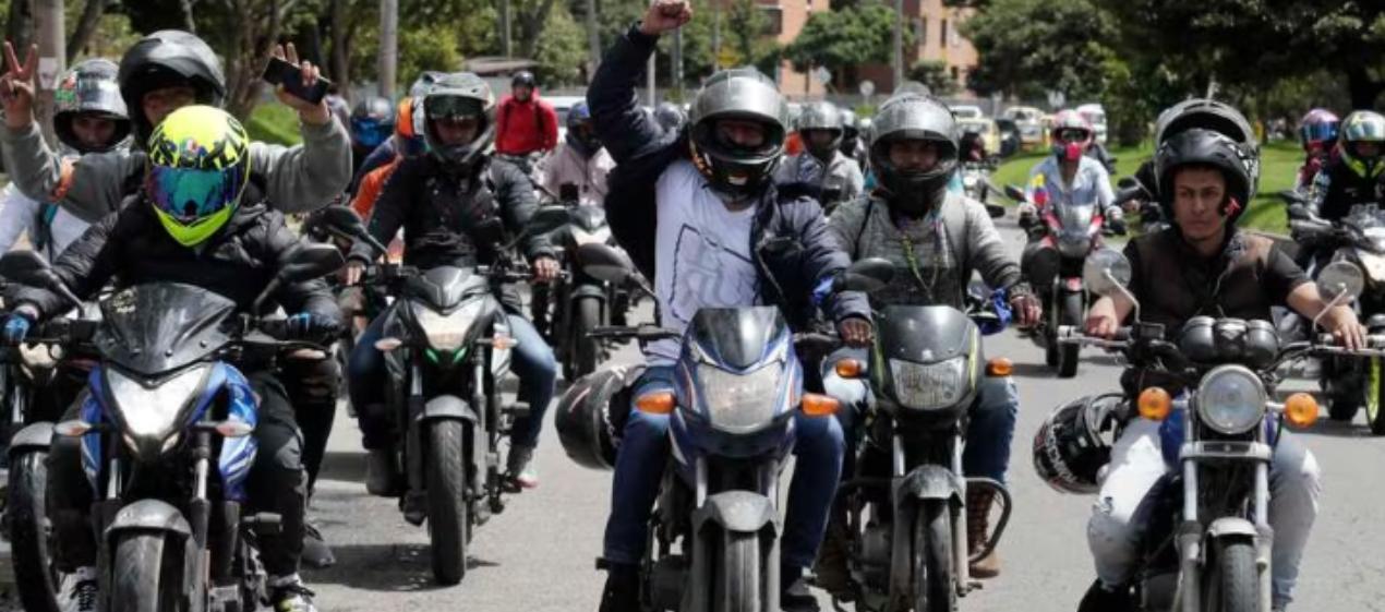 Motocicletas circulando en Colombia. 