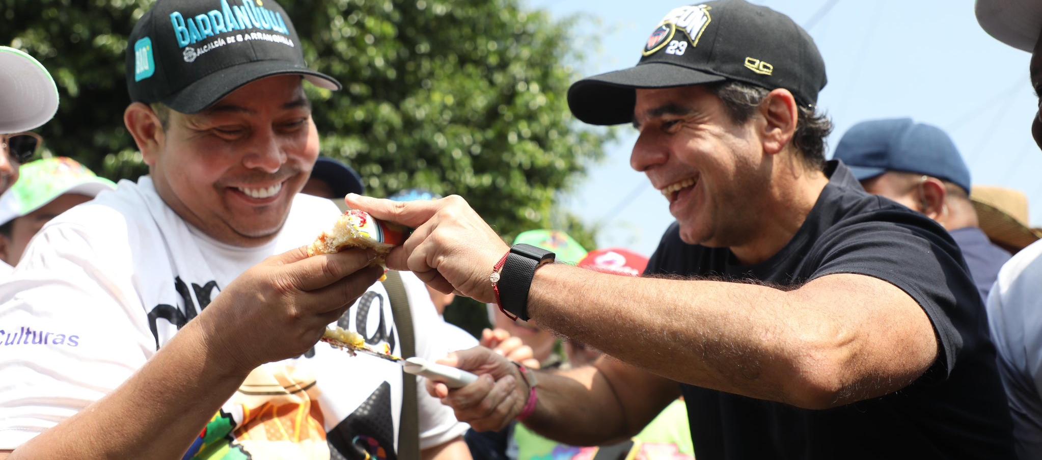 El alcalde Alex Char y el Secretario de Cultura, Juan Carlos Ospino, disfrutaron del pudín de los 30 años del Carnaval del Suroccidente