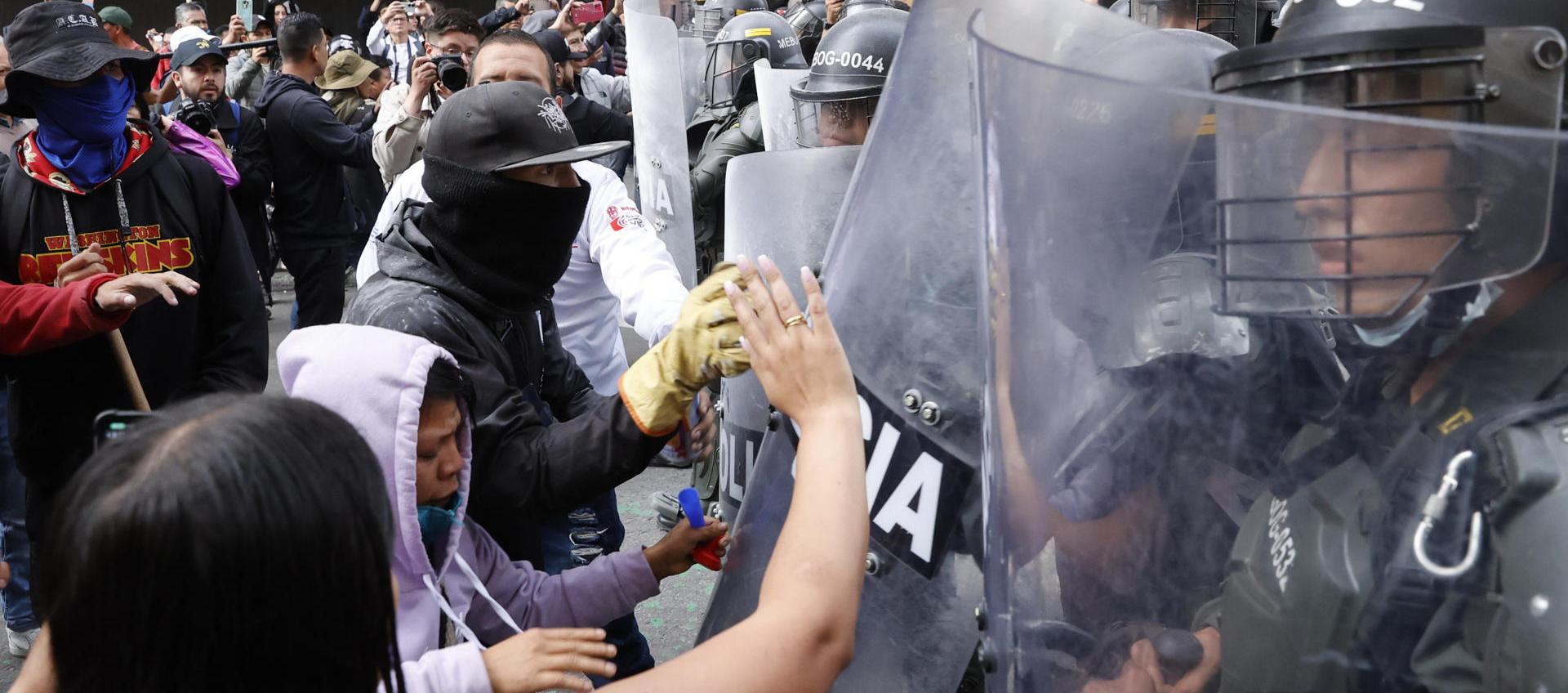 La Policía tuvo que intervenir para que magistrados de la Corte Suprema pudieran salir.