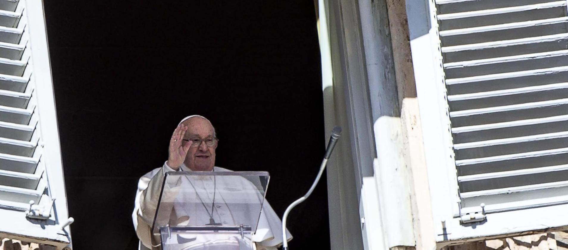 El papa Francisco este domingo desde su balcón
