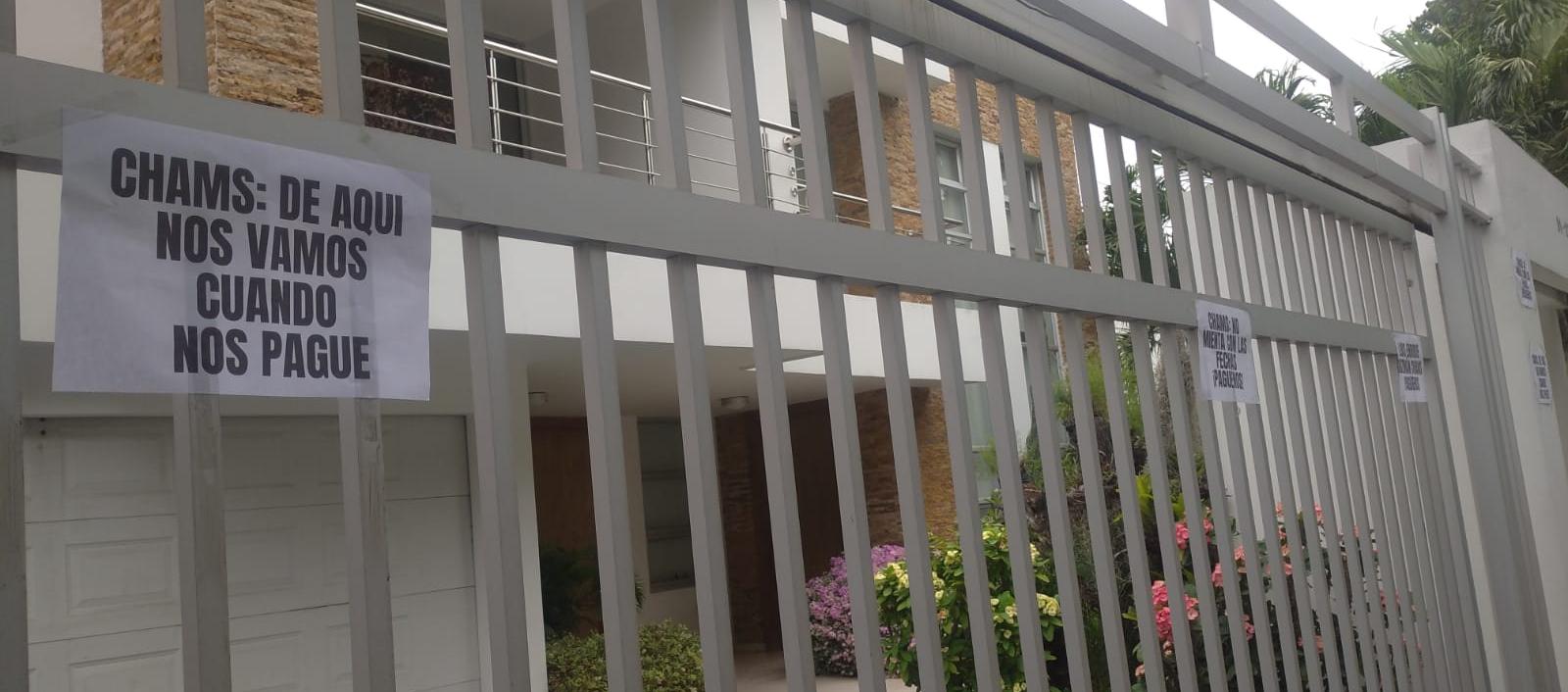 Carteles pegados en señal de protesta. 