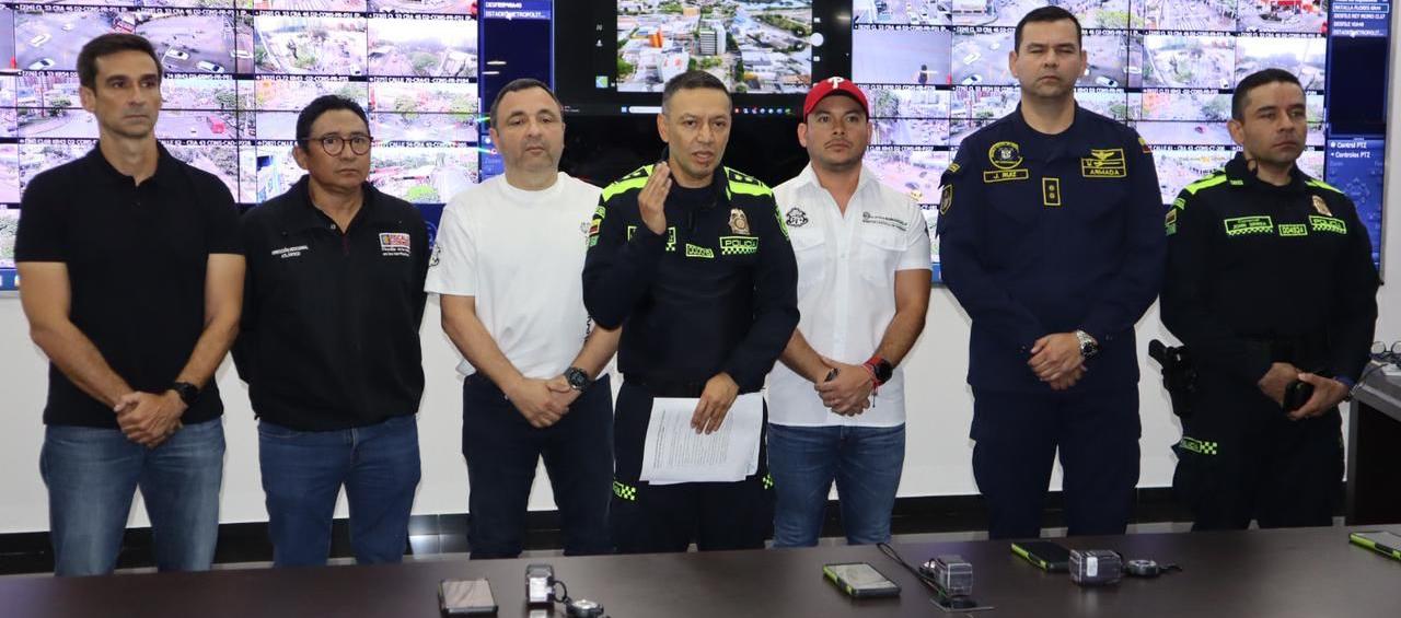 Autoridades en el Puesto de Mando Unificado. 