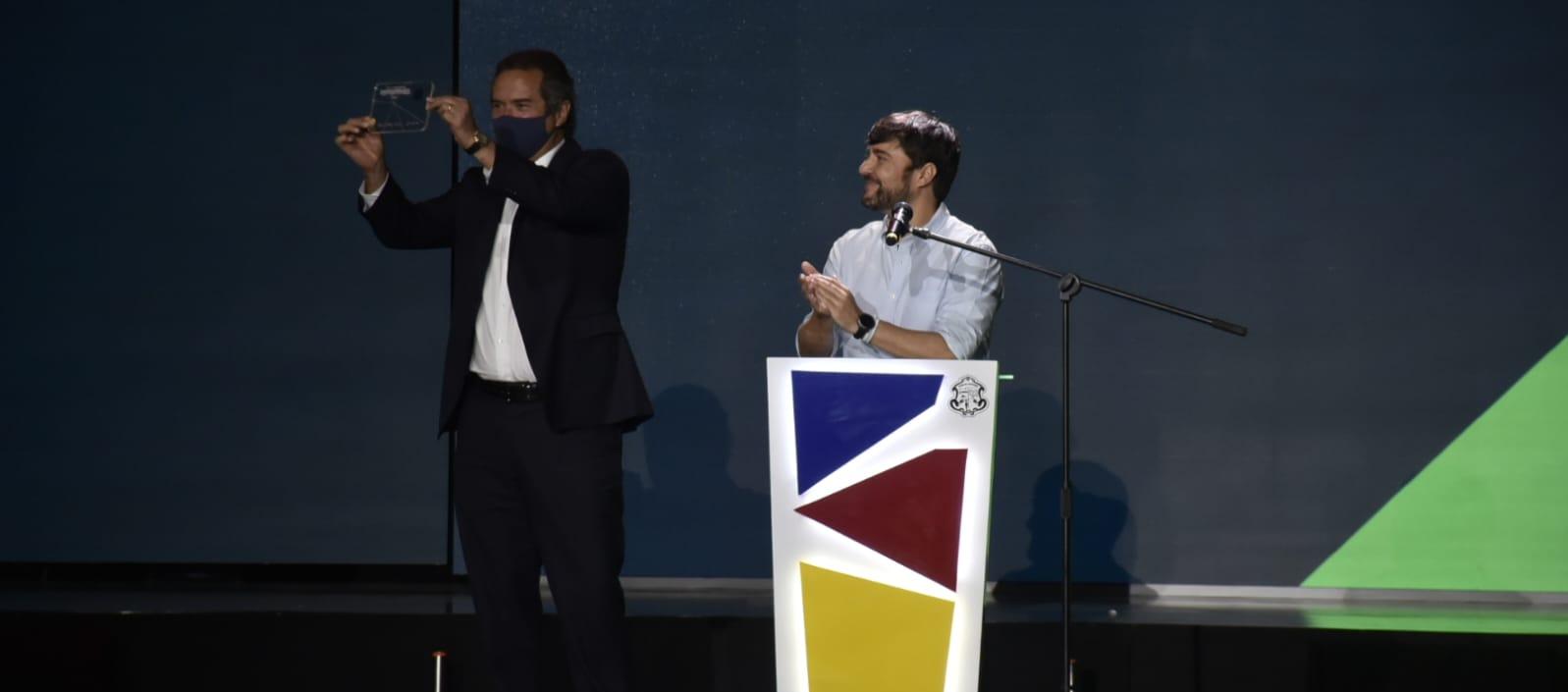 Jaime Pumarejo entregando las llaves de Barranquilla a Neven Ilic, presidente de Panam Sports.