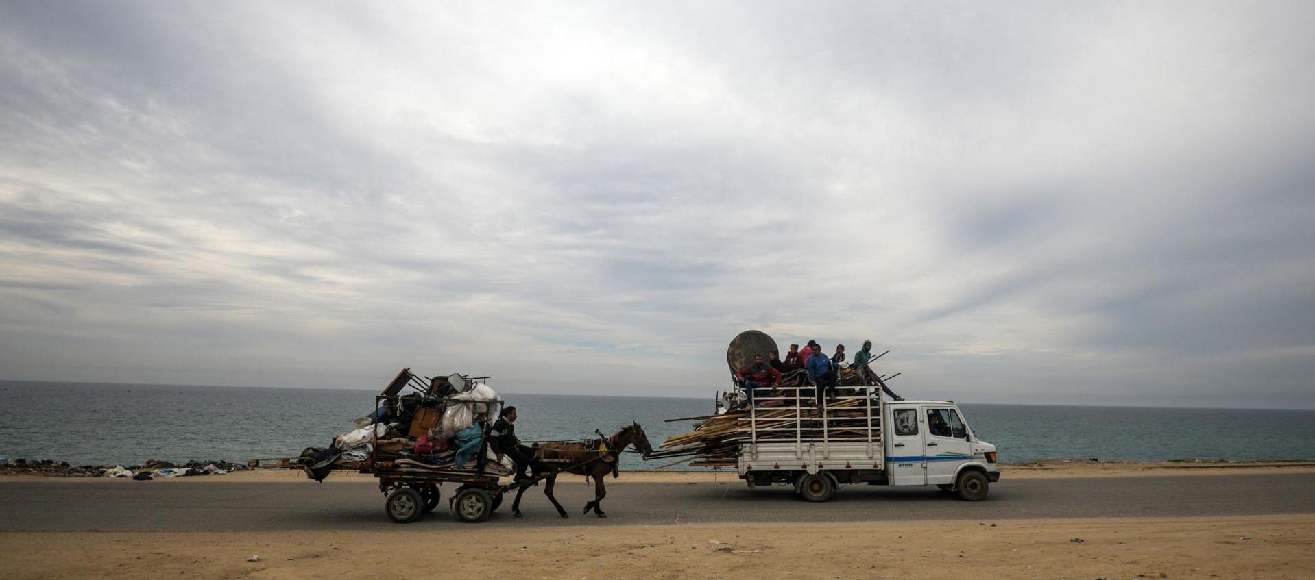 Personas evacúan Rafah por anunciado ataque Israel.
