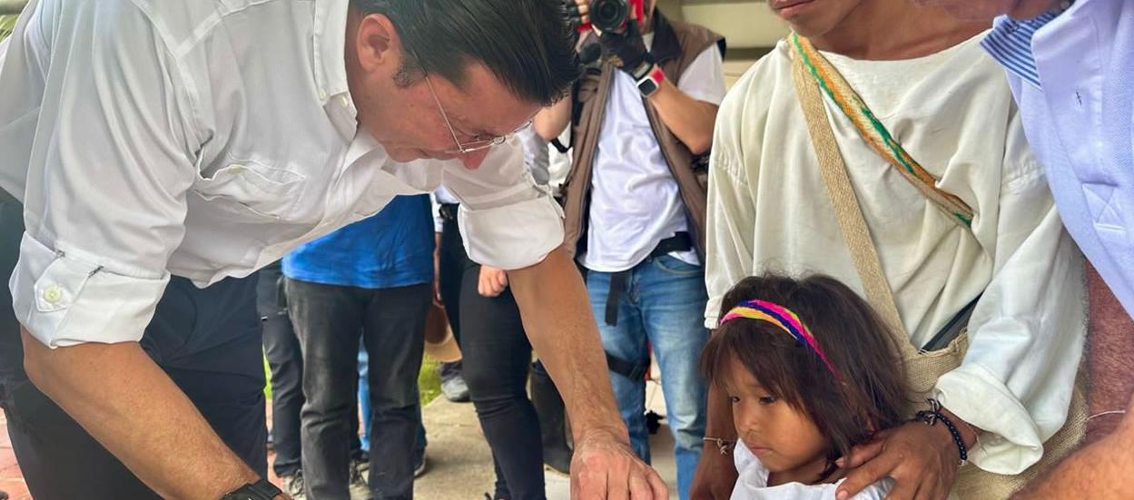Registrador con indígenas Kogui en la Sierra Nevada.