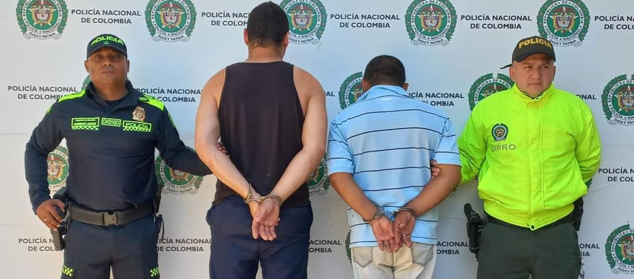 Rubén Darío Sánchez Castellar y el hermano de las víctimas.