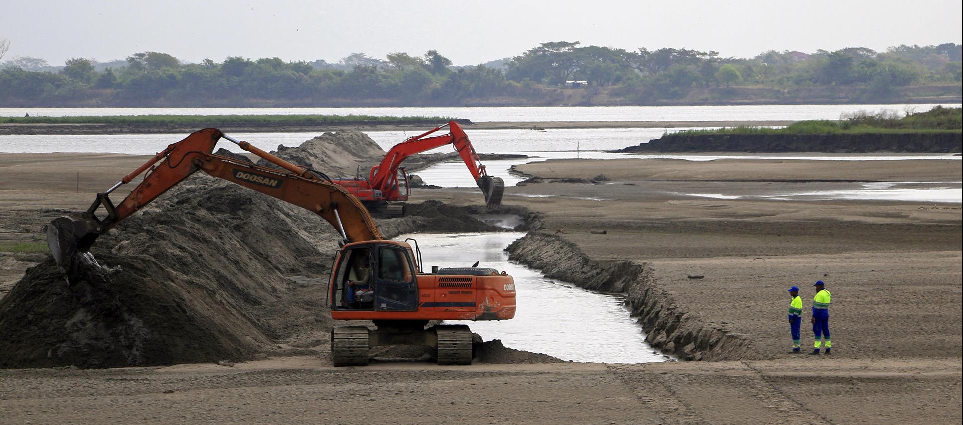 Hacen canales para que el agua llegue a las poblaciones.