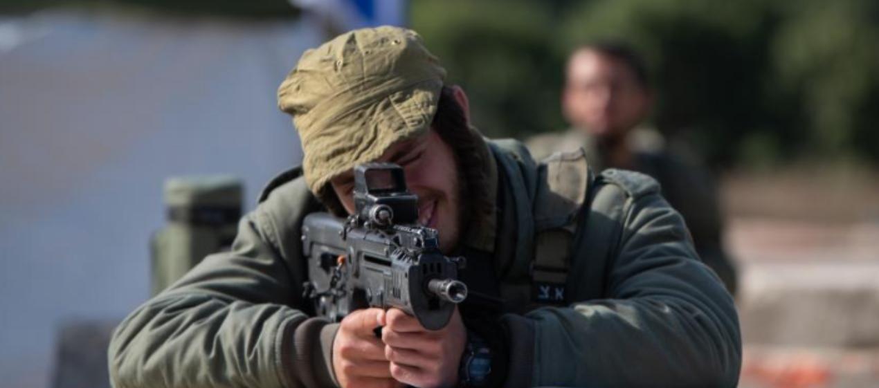 Soldado Israelí en la frontera con Líbano. 