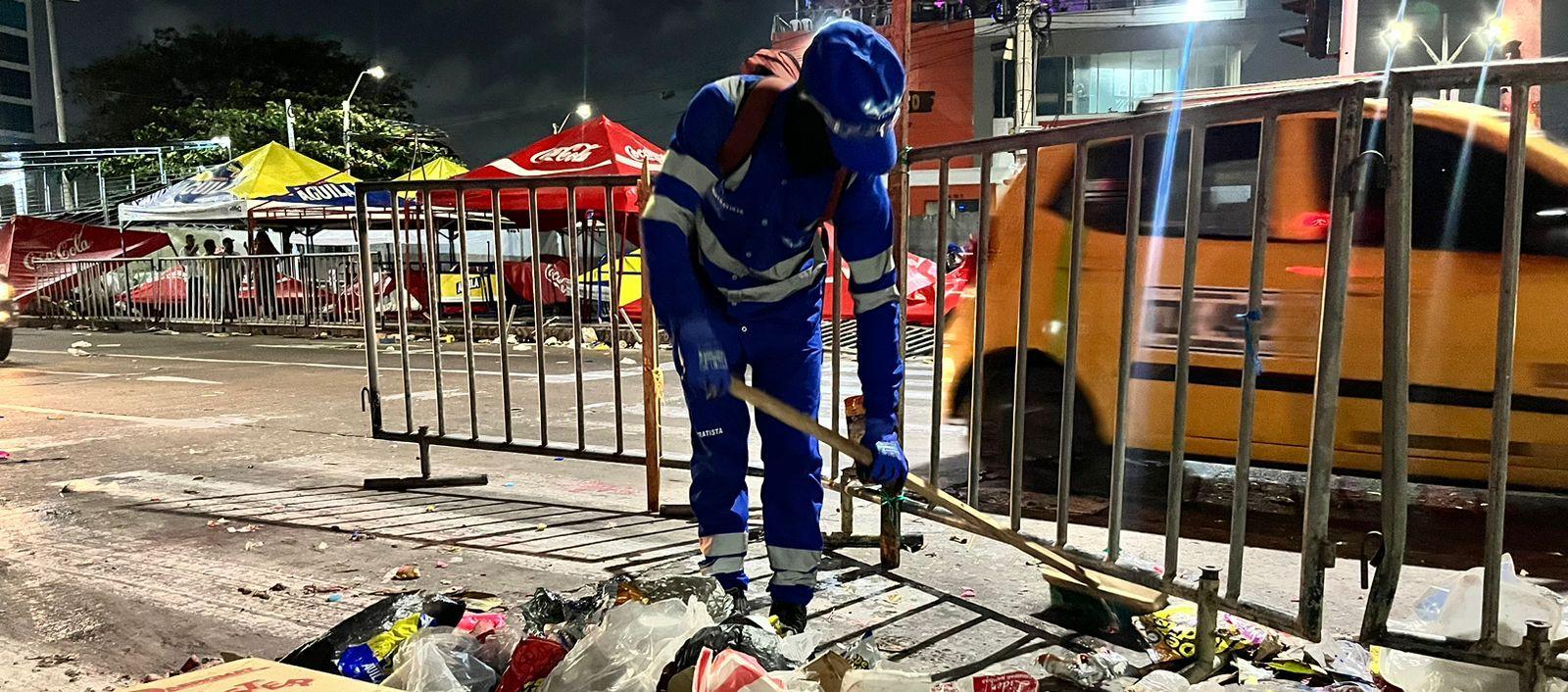 Operadores de Triple A en labores de limpieza.