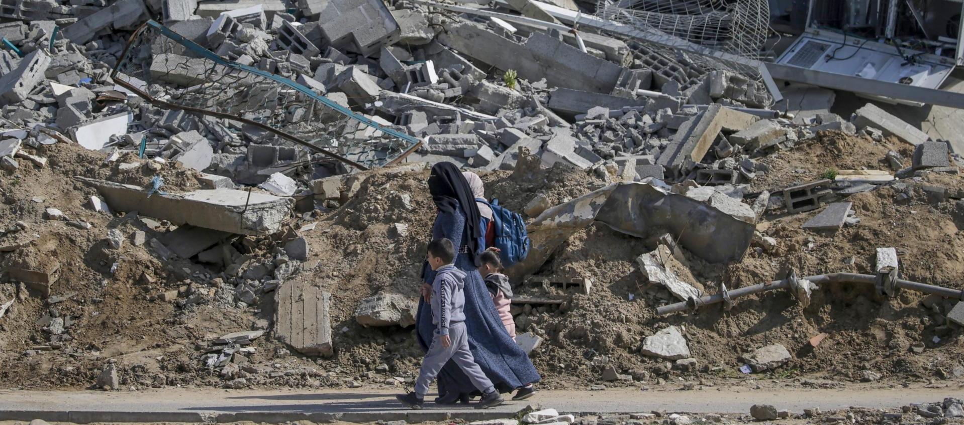 Una madre palestina camina con sus hijos.