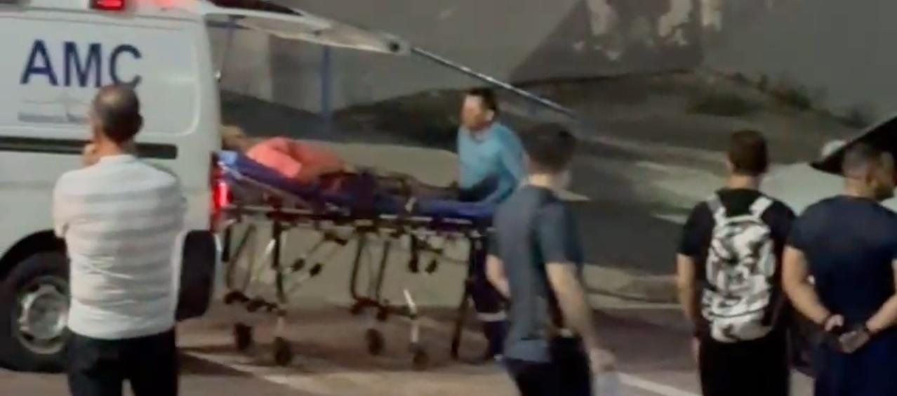 Uno de los vigilantes sacados en ambulancia.